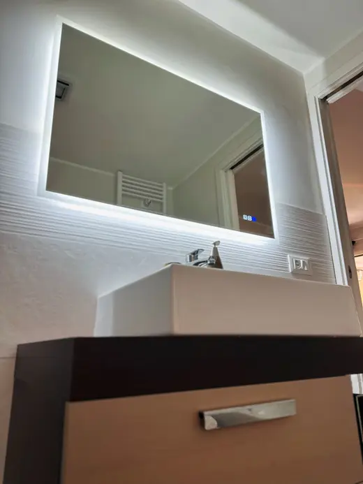 Specchio LED con cassa Bluetooth integrata