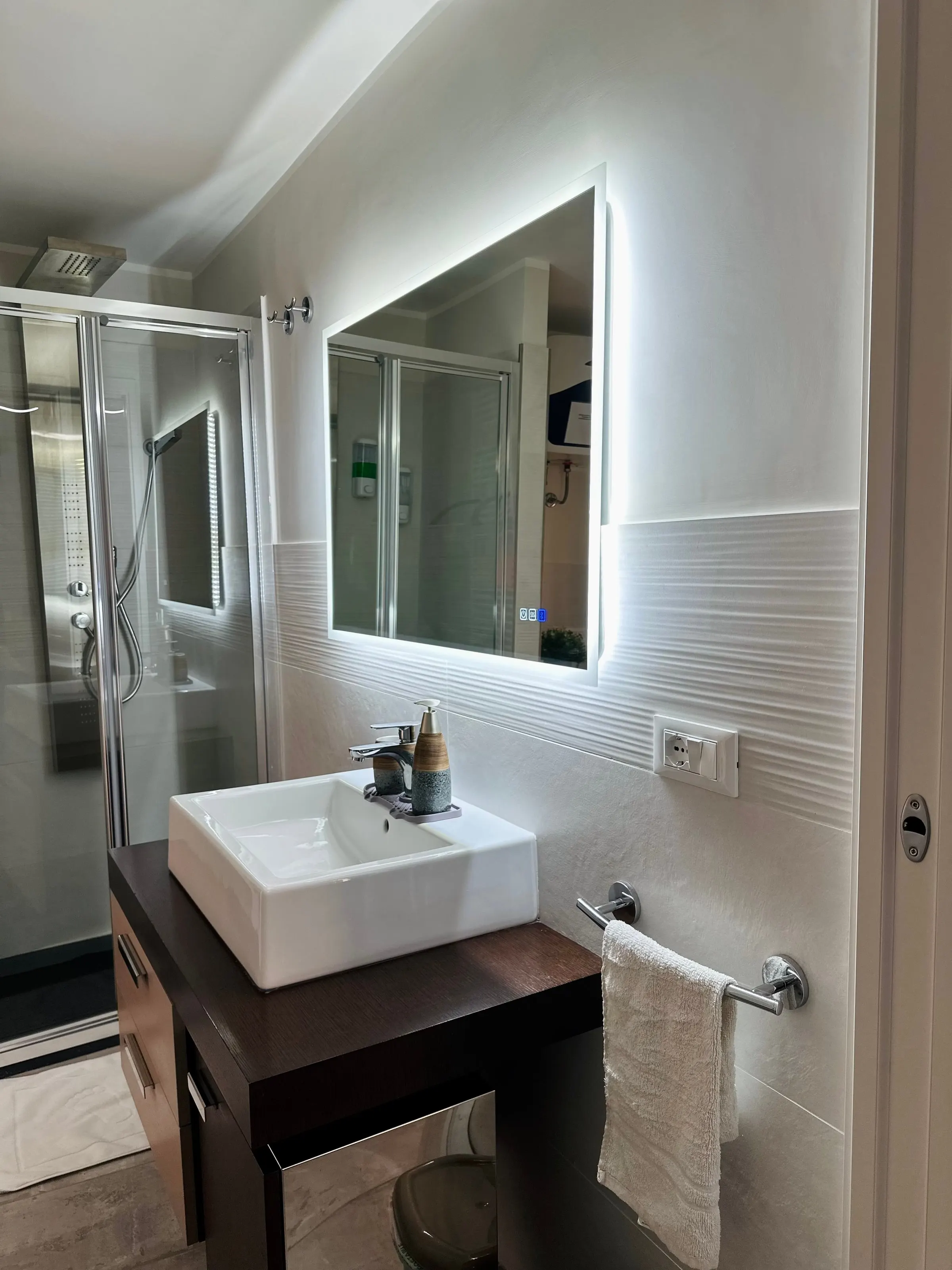 Lavabo con specchio retroilluminato a LED