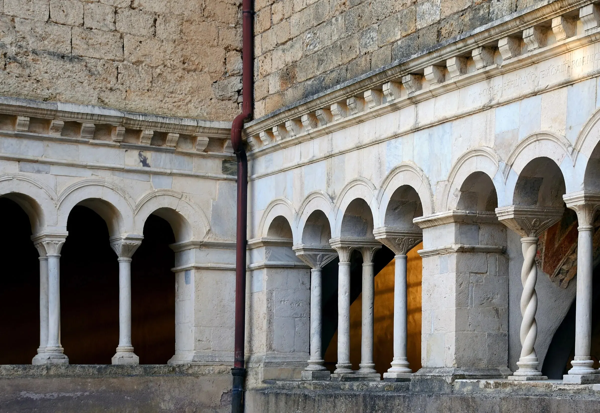 Il chiostro del Monastero di Santa Scolastica