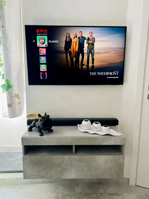 Smart TV Full HD con Netflix e soundbar nel soggiorno